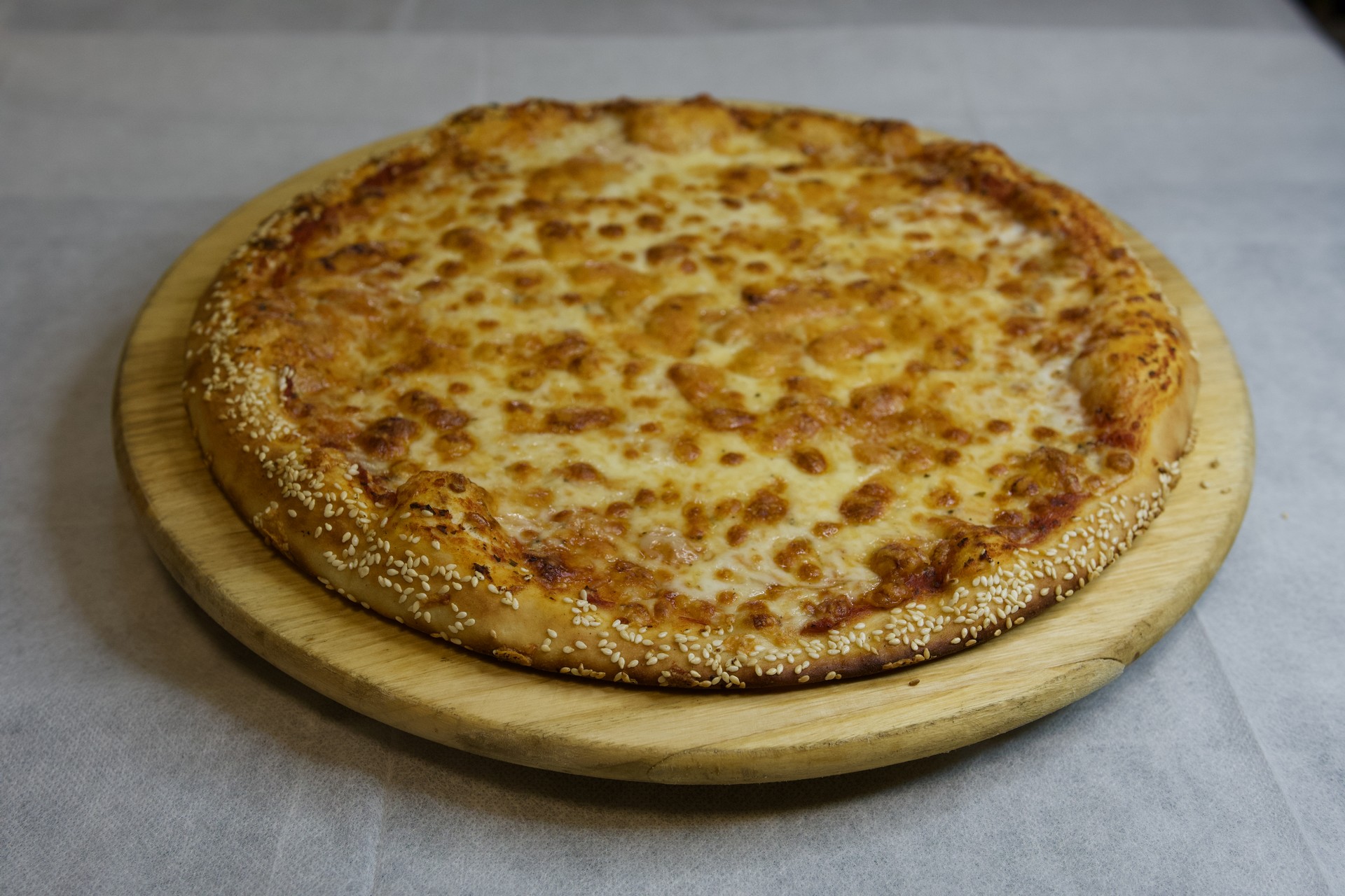 פיצה משפחתית עם קראסט שומשום