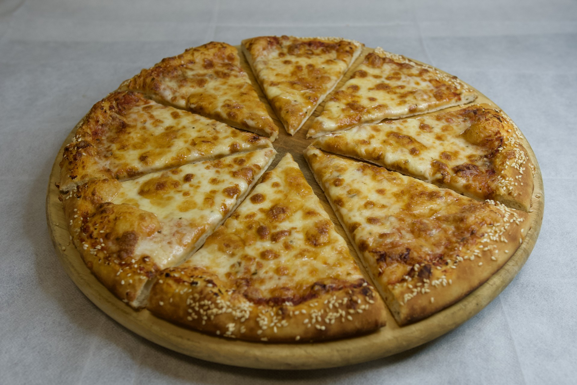 פיצה משפחתית חתוכה למשולשים