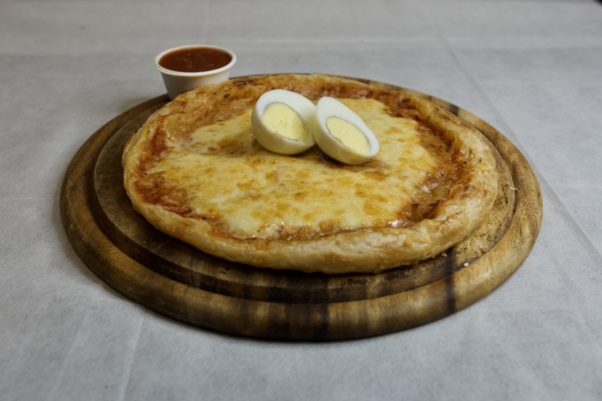 מלאווח פיצה עם ביצה ורסק